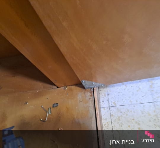 פינת עץ עם ברגים וכלי עבודה